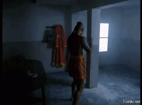 Демонстрация выносливости: мужчина принимает удары на себя