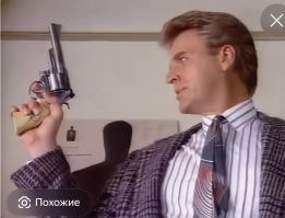 Вот он. 
Он стрелял в лампочку в холодильнике, чтобы попасть в неё до того как она загориться))) 

Следж Хаммер, кто не узнал))