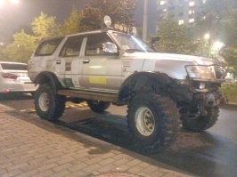 Не все и не у всех. 

Была одна партия с проблемами по покраске. 
Вот оттуда слух и пошёл. 

У меня Сейф был. 
Так с 2007 года по 2024 не сгнил почему-то. Потом продал. 
Да, кое-где ржавчина была. 
И даже пара дырок. 
Типа на крыле, где мною саморез вкручен был. 

Ну так и не жалел его особо никто в процессе эксплуатации. 

Вот, фотка во время продажи.