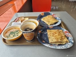 Мак в дороге удобно, когда останавливаться нет времени, а жрать охота! Но по мне так из всего долбаного фаст-фуда, блинный "Теремок" как то аппетитнее...Правда сеть в десятки раз меньше!