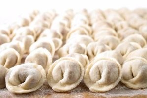 " Девушка пояснила, что на Урале такие изделия всегда считались пельменями..."

Ну, не знаю, не знаю...  У меня вся родня с Урала: никто у нас в семье никогда не лепил таких пельменей, в том числе и я, ибо с малолетства нравилось этим заниматься, когда вся семья собирается за этим делом.  Всегда были только такие:
(Причём фарш рубился вручную, в деревянном корыте, специально сделанной сечкой.)