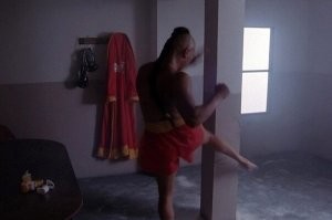 Демонстрация выносливости: мужчина принимает удары на себя