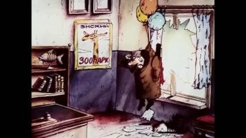 Дворник сорвался с крыши и повис на проводах