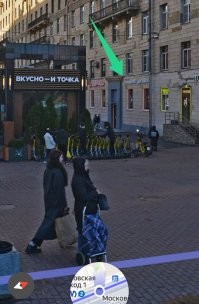 Эх... Раньше, рядом с Маком в Питере, у метро Московская, была классная кафешка "Сытый Пеликан". 

Какие же там были обалденные куриные крылышки! 

В меру острые и солёные. 
К пиву - самое то. 
Я там их мнооого килограммов съел. :) 
Наел на скидку, сначала 5%, потом на 10%, а потом и на 15%. 
Хозяин заведения, лично  не выписал "карточку". 
На визитке, со своей подписью. 
Эксклюзив! Ни у кого такой не было. :) 

Эх... Молодость. 
Это начало двухтысячных было.
