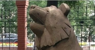 Он прикладывает холодную рыбу к ушибленному месту. 

Видно же, что страдает!