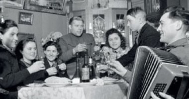 Выпьем за Родину, 
Выпьем за Сталина, 
Выпьем и снова нальем!