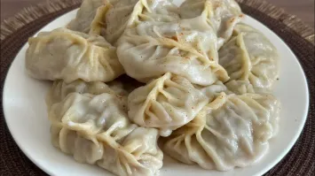 Мужчина подкармливает ската