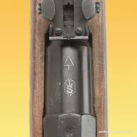 Винтовка М/24 использовалась силами самообороны (Suojeluskunta). Такой вывод можно сделать по литере «S» с пёрышками в шестиугольном щите.
Финские винтовки М/24 также являются очень редкими экземплярами, применявшимися финскими силами самообороны.