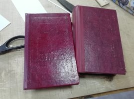 Ну что тут спорного? Если переплет новодел, и меняют только его, это в любом случае не реставрация. А если переплет родной - как он может не нести ценности? Он не что-то отдельное, это цельный исторический памятник - книга.  Поэтому спасают по максимуму. Чтобы не быть голословным - вот мои личные работы. Слева реставрация, книга середины 19 века, справа ремонт, книга 2009 года.