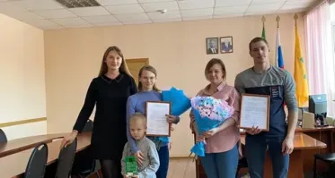 Ну представь более 700 комментариев за первые сутки в населенном пункте имеющим менее 30 тысяч жителей. И все обкладывали мэра членами. Поддержка власти около-нулевая. И кто-то-ж эту кобылу мэром назначил?

Думаю сегодня-завтра и страницу с фото удалят и заменят вот на такую.