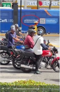 Автор, с какого перепугу это Индия? В Индии левостороннее движение. Реклама на автобусе на испанском языке, а надпись CrediCefi - это финансовая организация в Доминиканской республике. Да и морды у аборигенов не индийские, а ближе к  мулатам. Это Доминикана.