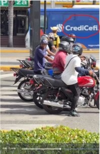 Автор, с какого перепугу это Индия? В Индии левостороннее движение. Реклама на автобусе на испанском языке, а надпись CrediCefi - это финансовая организация в Доминиканской республике. Да и морды у аборигенов не индийские, а ближе к  мулатам. Это Доминикана.