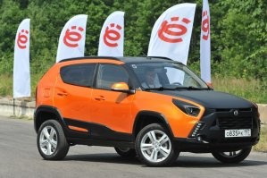 Судя по внешнему виду, они выезжали из тёплого бокса,  ездили для съёмок минут 10-15 и обратно прятались в тёплый бокс.   Понятно, что реклама, понятно, что прогрев аудитории перед стартом продаж.. Но, большинство не потянет такую покупку за 3 млн,  и ведь  это даже не гибрид, это обычная электричка, аналог которой в Китаях стоит 12 тысяч вечно зелёных в беспроцентную рассрочку на 5 лет.  Более того, как только машина начнёт продаваться, неизбежно появятся обзоры и "восторженные" отзывы от реальных Бурати.. т.е покупателей этого изделия, ведь не только прикормленные и проплаченные блогеры умеют выкладывать контент в  интернеты. И большинство разумных людей, даже если и очень хотят этот Атом,  предусмотрительно дождутся реальных  рекламаций, чтоб взвесить  и реально оценить затраченные деньги на приобретаемые блага и возможные компромиссы. Дай бог, что было как в рекламах и вообще вышло хорошее изделие (при условии что производитель придёт в себя и сделает адекватную цену). Но, чёт я скептически на это дело смотрю.
Нашим людям нужна простая, надёжная, относительно недорогая, удобная в обслуживании  и неприхотливая машина на ДВС (очень может быть, что даже с ГБО).  Электрички это очень узкий сегмент рынка, и очень далеко не для всех климатических зон и областей (не везде зарядные станции есть в нужном кол-ве).  Но, такую машину сложно создать,  тут думать надо, деньги тратить, потом продавать чуть ли не в ноль или в минус, чтоб машина зашла на рынок и окупалась за счёт массовости продаж, обслуживания и сарафанного радио..
А просто гольф-кар с закрытой кабиной, за 3 млн от конторы которая не то чтобы сильно известна как мощный автоконцерн -  очень неустойчивая бизнес модель.  Многие просто побояться брать,  опасаясь, что завтра фирма уйдёт на спланированное банкротство, а "счастливым" владельцам этих поделок - останутся кирпичи на колёсиках. Тем более в наших краях такое уже бывало и не раз.