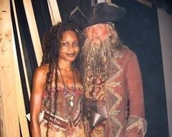 Он был вот таким. А щупальца на лице ему необходимы. Клешнями не проиграешь на пьянино