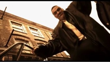 Девушка едва не получила травму из‑за резко захлопнутой двери микроавтобуса