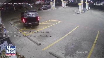 Да, маскировочная униформа важна, когда идёшь на дело, чтоб не привлекать внимания случайных прохожих.  Но, это если ты знаешь что и как делать и действуешь быстро.  А так, в банкоматах стоит датчик(и) на несанкционированное вскрытие,  и они немедленно сигнализируют в свой банк и в ближайшее отделение милиции, о том, что "калитка открыта без ключа", после чего в среднем (зависит от населённого пункта и локации) за 10 минут приедут обеспокоенные данным событием представители охраны порядка или безопасности  банка и поинтересуются у переодетого гражданина, чтоб собственно он в банкомат поклал, чтоб пытаться забрать, минуя стандартный интерфейс? А если объект общественного назначения, вроде торгового центра, ещё быстрее подойдёт локальная охрана с тем же вопросом. 
В общем,  сидеть там и ковыряться, даже в плаще-невидимке, долго не выйдет.  Тупее только похищать сам банкомат, в надежде спокойно вскрыть его у себя в гараже, ибо там ещё и датчик GPS установлен, на случай подобных умников. Что в  целом не мешает неграм в этих самых ваших США,  выдёргивать банкоматы пикапами из стен здания, а потом сильно удивляться, как это копы так быстро прибыли к ним домой и недружелюбно угрожают револьвертами. :)