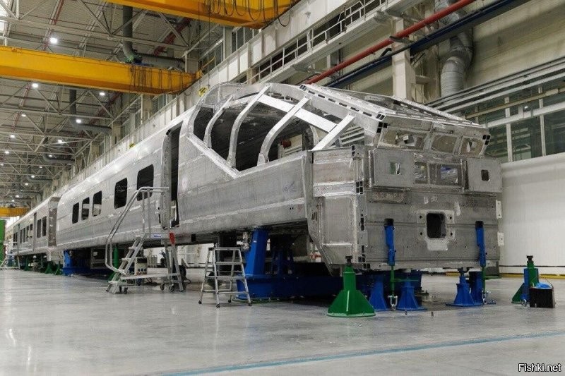 На заводе «Уральские локомотивы» закончена сварка кузовов головного моторного и второго немоторного вагонов высокоскоростного поезда «Белый кречет»

Поезд модели ЭВС 360 «Белый кречет» будет иметь конструктивную скорость 400 км/ч. Его коммерческая скорость на линии «Москва   Санкт-Петербург» составит 360 км/ч. 

Всего «Уральские локомотивы» должны изготовить 43 поезда для ВСМ в срок до конца 2030 года.