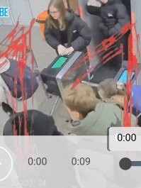 Она там карточку (смартфон) прикладывала. 
И цвет индикатора менялся. 

А без питания, по идее, у него палка упасть должна была.