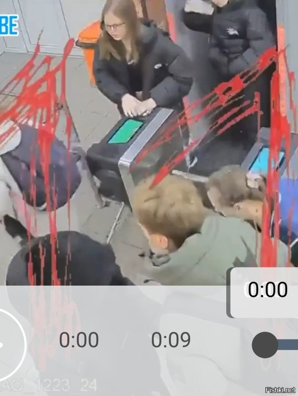 Она там карточку (смартфон) прикладывала. 
И цвет индикатора менялся. 

А без питания, по идее, у него палка упасть должна была.