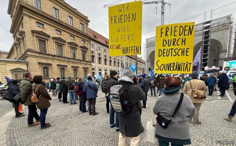 Демонстрации против поставок оружия Украине и конференции по безопасности, за мирное урегулирование конфликтов, начались в центре Мюнхена, передает корреспондент ТАСС.

Одна из них проходит на площади Одеонсплац, еще одна позже начнется на Карлсплац. Люди идут на акции с флагами с изображением голубя мира, плакатами, в частности, со следующими надписями: "У нас есть деньги на войны, но мы не можем прокормить бедных в собственной стране", "Нет этой безумной политике", "Если все зайдет далеко, то они отправят на войну ваших детей, а не своих собственных".

На Одеонсплац установлены палатки, где каждый желающий может приобрести футболки с лозунгами антивоенного содержания и различную атрибутику. Демонстрация проходит под девизом: "Творите мир! Нет Мюнхенской конференции войны".

Всего в различных акциях в Мюнхене ожидается участие порядка 100 тыс. человек.