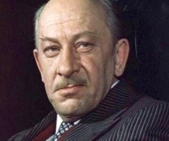 Высоцкий, Конкин, Юрский, Фатеева, Куравлёв, Евстигнеев, Белявский, Светличная, Джигарханян, Гердт, Абдулов, Бортник... И это не все.
Это, по Вашему, минимум проф. актерского состава?
Да Вы зажрались, батенька