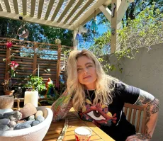 Сейчас актриса из Спасателей Малибу - Эрика Элениак  выглядит так. Сначала подумал что это Тина Руланд. В молодости она была огонь