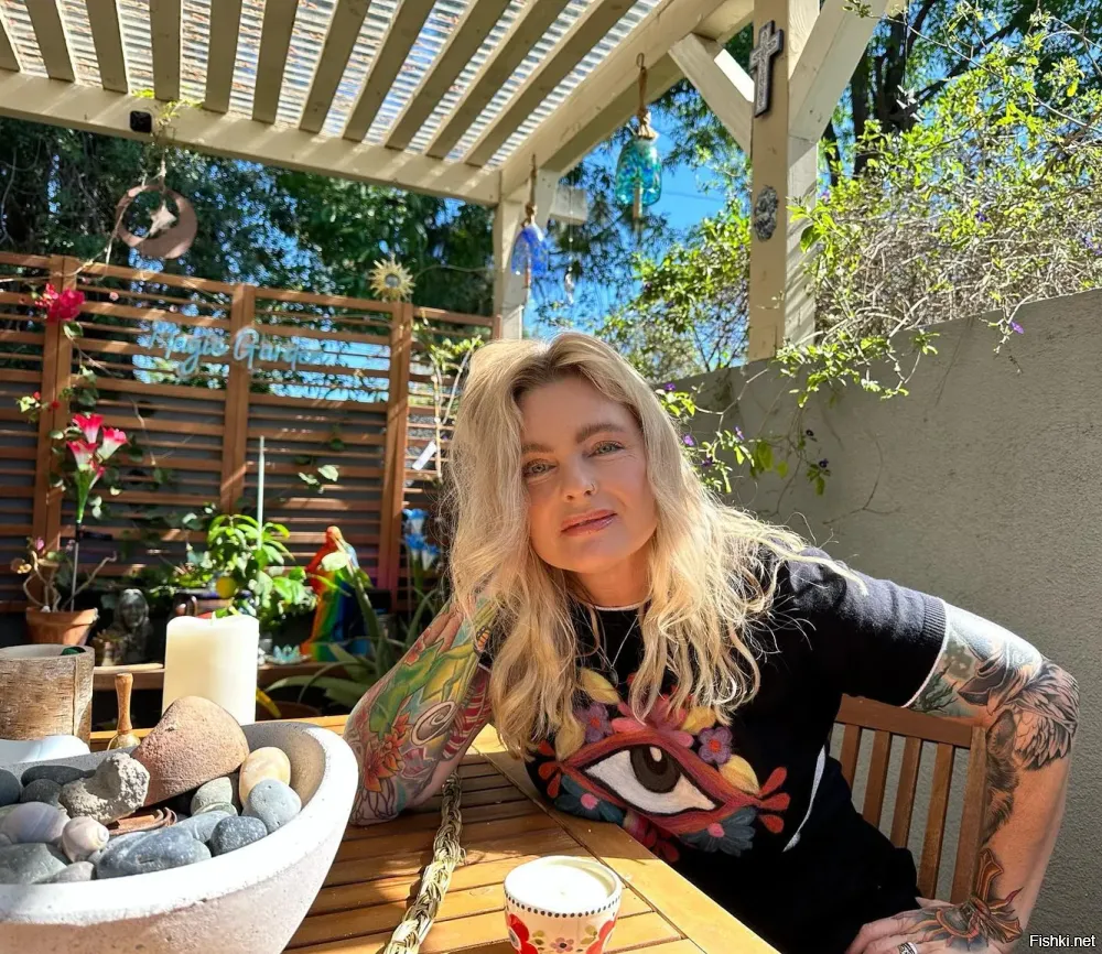 Сейчас актриса из Спасателей Малибу - Эрика Элениак  выглядит так. Сначала подумал что это Тина Руланд. В молодости она была огонь