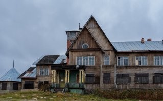 В Советском Союзе деньги некуда девать было, не было эффективного хозяина, тратили направо и налево. Не то что сейчас, экономно и по делу.