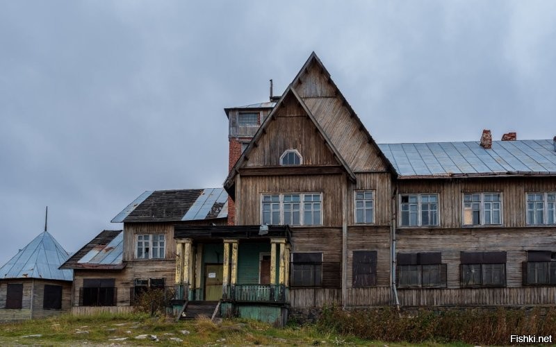 В Советском Союзе деньги некуда девать было, не было эффективного хозяина, тратили направо и налево. Не то что сейчас, экономно и по делу.