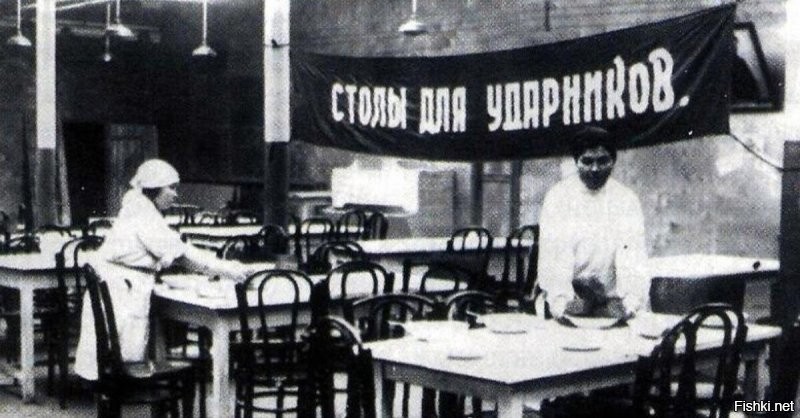При Советском Союзе барабанщиков даже кормили отдельно от всех
;-)