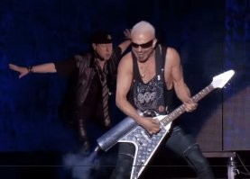 Рудольф Шенкер и его безумная любовь к Gibson Signature Flying V
В его коллекции их очень много, ниже самые узнаваемые. Есть официальные модели Rudolf Schenker Flying V