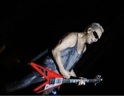 Рудольф Шенкер и его безумная любовь к Gibson Signature Flying V
В его коллекции их очень много, ниже самые узнаваемые. Есть официальные модели Rudolf Schenker Flying V