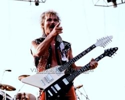 Рудольф Шенкер и его безумная любовь к Gibson Signature Flying V
В его коллекции их очень много, ниже самые узнаваемые. Есть официальные модели Rudolf Schenker Flying V