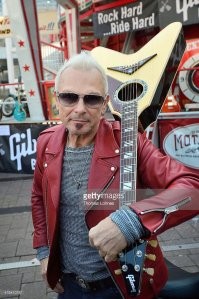 Рудольф Шенкер и его безумная любовь к Gibson Signature Flying V
В его коллекции их очень много, ниже самые узнаваемые. Есть официальные модели Rudolf Schenker Flying V