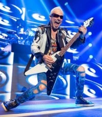 Рудольф Шенкер и его безумная любовь к Gibson Signature Flying V
В его коллекции их очень много, ниже самые узнаваемые. Есть официальные модели Rudolf Schenker Flying V