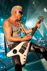 Рудольф Шенкер и его безумная любовь к Gibson Signature Flying V
В его коллекции их очень много, ниже самые узнаваемые. Есть официальные модели Rudolf Schenker Flying V