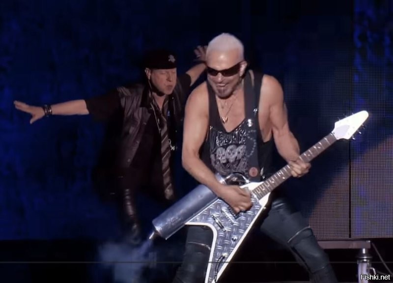 Рудольф Шенкер и его безумная любовь к Gibson Signature Flying V
В его коллекции их очень много, ниже самые узнаваемые. Есть официальные модели Rudolf Schenker Flying V