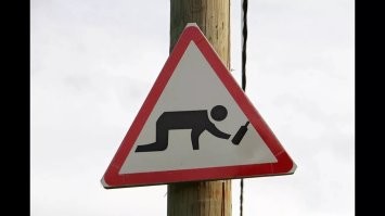 Дорожный знак с переходом для водолазов заметили в иркутском посёлке Листвянка