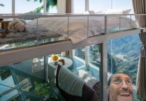 Вот сижу и жду, когда выйдет соседка после душа…