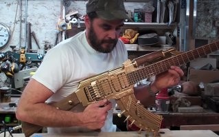 Могу ошибаться конечно, но что-то похожее я видел у Макса Кавалеры на одном из концертов или клипов. Но это не точно. Фото Макса с гитарой навскидку найти не удалось.