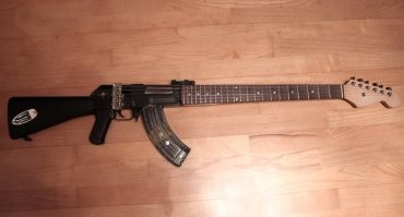 Могу ошибаться конечно, но что-то похожее я видел у Макса Кавалеры на одном из концертов или клипов. Но это не точно. Фото Макса с гитарой навскидку найти не удалось.