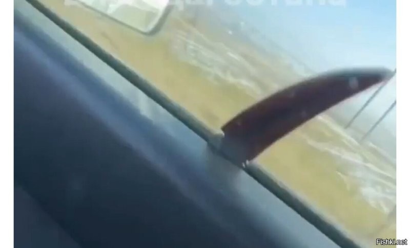 Нож вместо стеклоподъёмника, стекло держит.