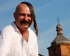 Лихо, лихо! Писю к носу подтянул! Помазок Ваня, это то что вы на башке отращиваете, сраные салогрызы, и то, чем вы ипло вытираете после ми.н.ь.ета...