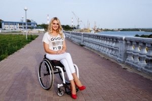 Не хочу показаться бессердечным циником, но вот эта племенная лошадка, вольяжно сидящая "нога на ногу",  точно не инвалид-калясочник!