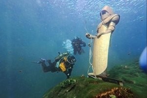 Там через дорогу уже Байкал. Место погружения. За него дерут так не хило бабло.
Еще и статую утопили. Правда прокуратура сказала нельзя. Пришлось доставать.
