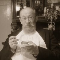 Прокатил полицейского на двери и заработал пару уголовных дел