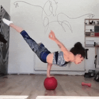 Вот это офигеть, то девчуля вытворяет. Делал нечто подобное в детстве, это вообще очень тяжело, а на мяче это тяжело в квадрате, не говоря уже о том, насколько опасно. А она так легко делает…