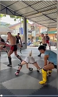 Нууу, справедливости ради, если бы они реально бились и чувак не поддавался, он ушатал бы её ещё на этом моменте