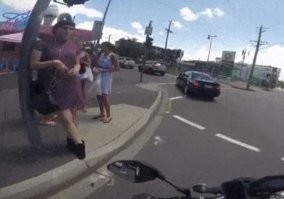 Раньше на задних бортах грузовиков были надписи типа - «Не уверен   не обгоняй», «Соблюдай дистанцию», а были и прикольные - "Не смотри на попы, а смотри на стопы!" Так последняя применима к данной ситуации!