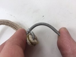 Неверно. Временная на приборе сверху на фото, а нижний как раз с мембраной высотомера. Петля на тросике как раз цепляется на двухконусный замок и открывает купол. А запускает прибор шпилька-пружинка "улыбка" на сленге.